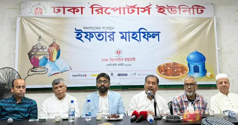 ইফতার মাহফিলে বক্তব্য রাখছেন তথ্যমন্ত্রী